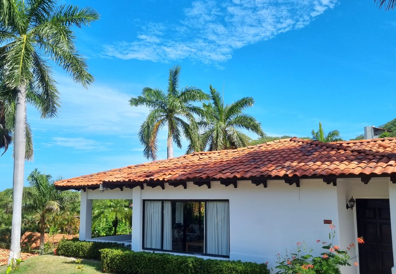 Villa en Playa Hermosa - Casa de Encanto Tropical