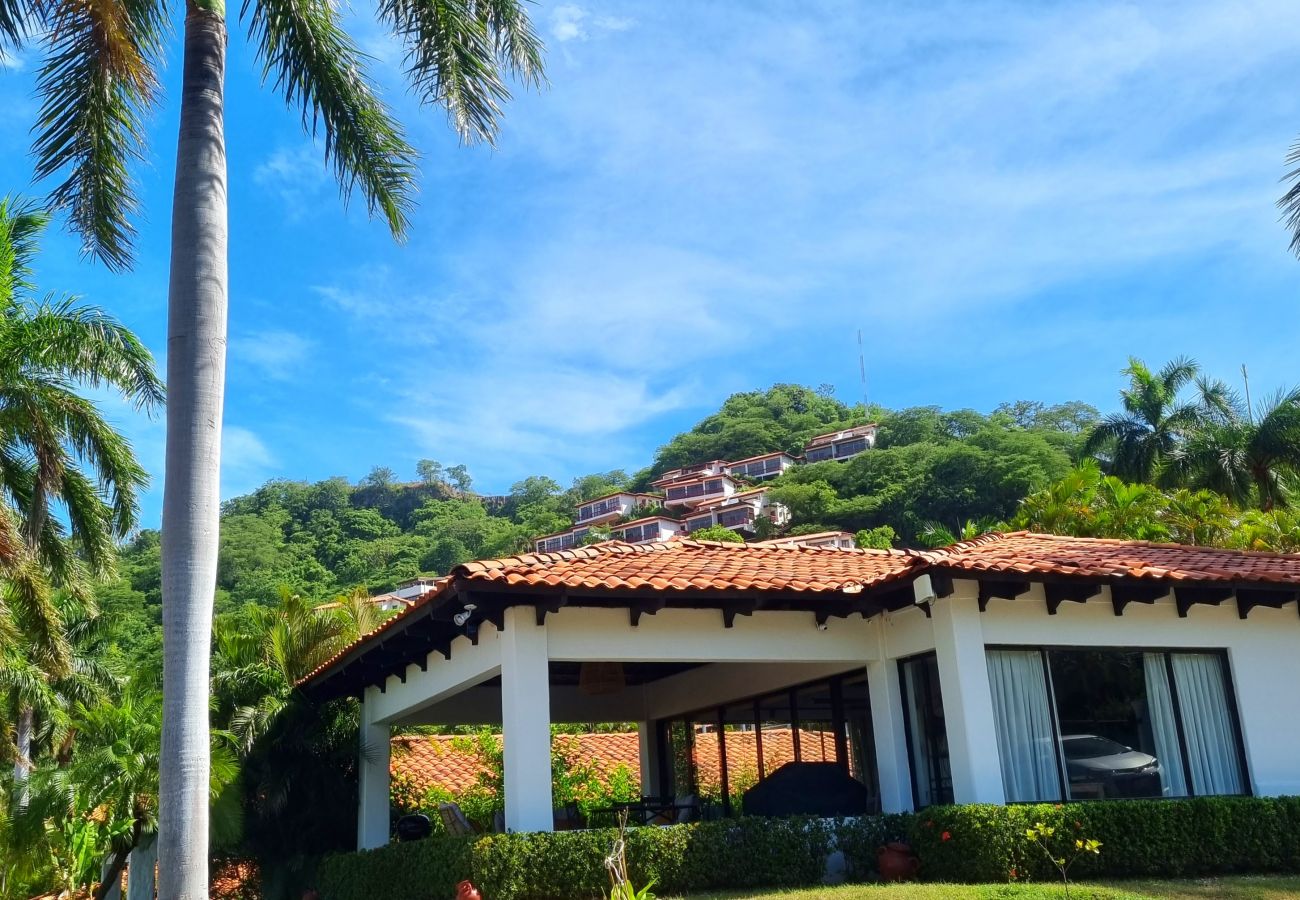 Villa en Playa Hermosa - Casa de Encanto Tropical