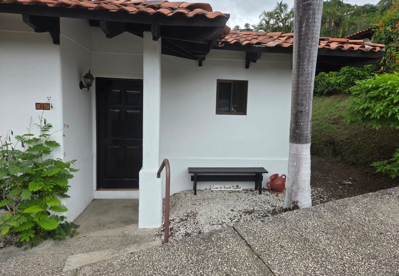 Villa en Playa Hermosa - Casa de Encanto Tropical
