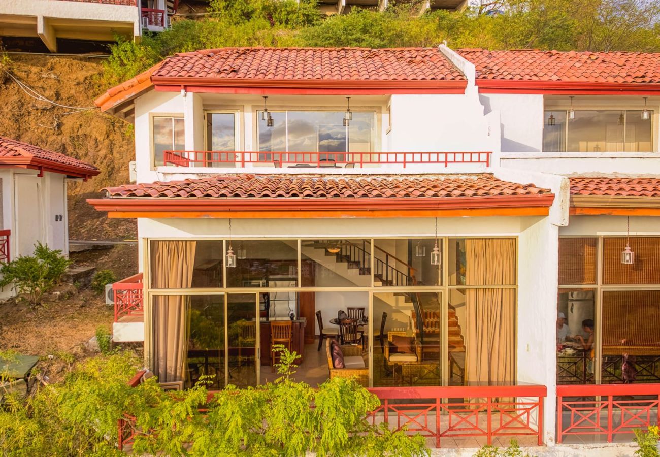 Villa en Playa Hermosa - Ocean and Mountain View Villa