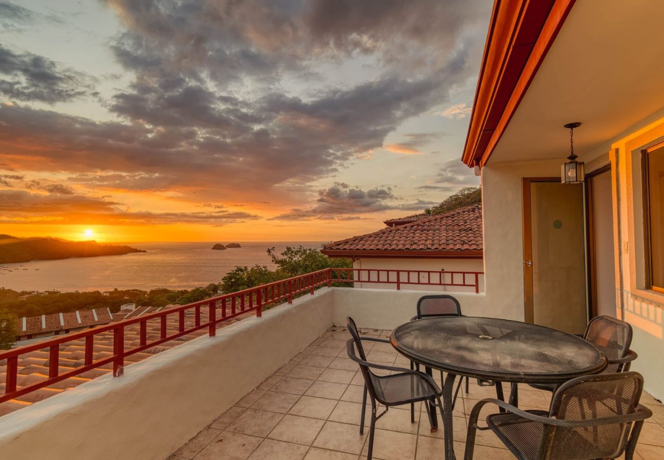 Villa en Playa Hermosa - Ocean and Mountain View Villa