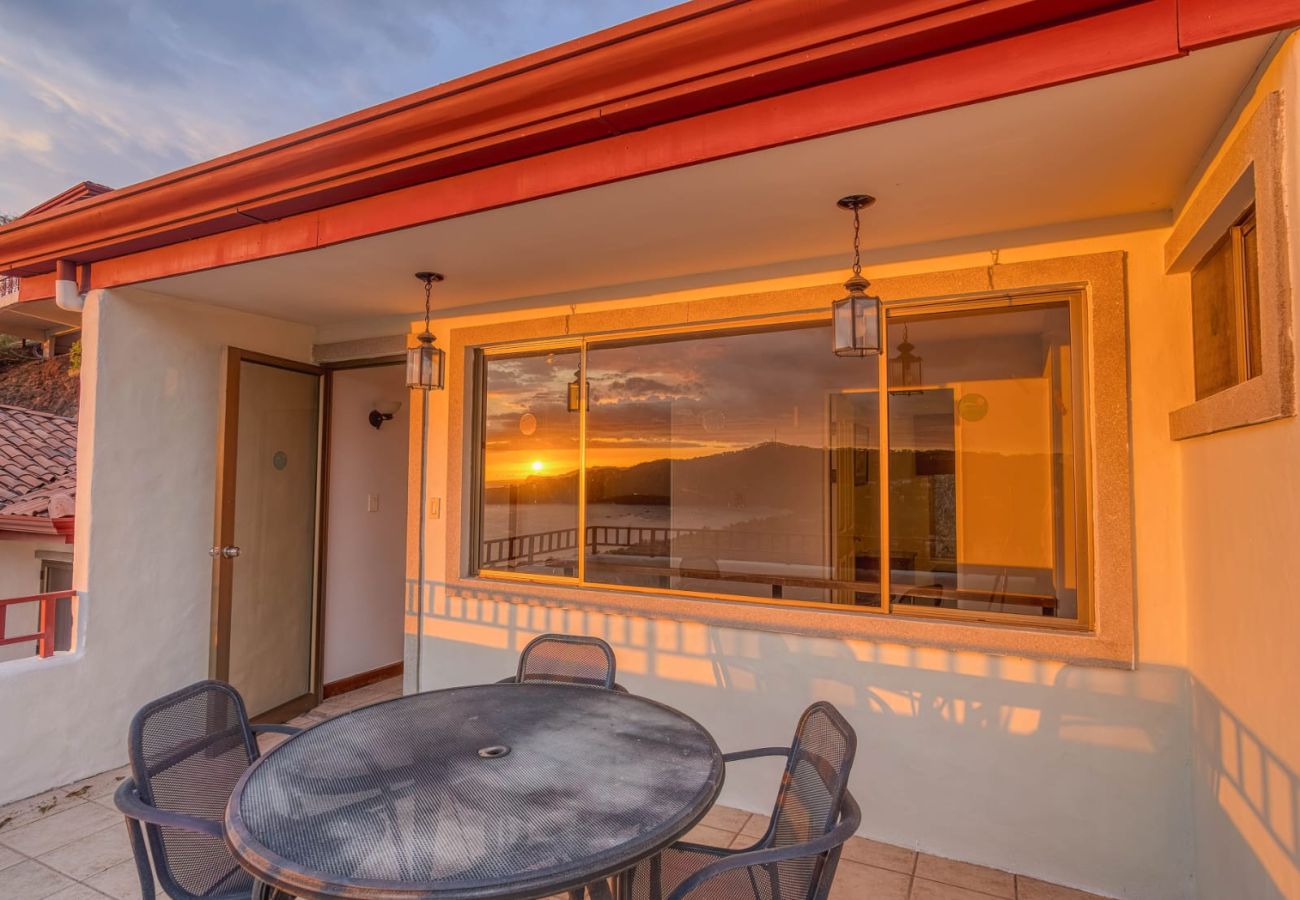 Villa en Playa Hermosa - Ocean and Mountain View Villa